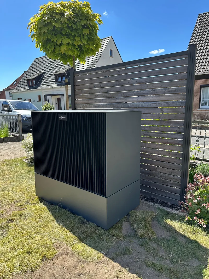 Moderne Wärmepumpe im Garten - Professionelle Planung